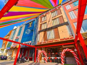 斋浦尔Hotel Anju Shree Inn的一座建筑前面有一把色彩缤纷的伞
