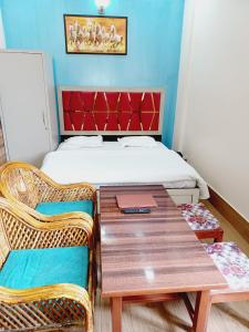 Rāni PokhriParadise Home stay的配有桌椅和床的房间