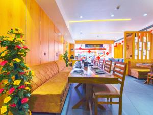 斋浦尔Hotel Anju Shree Inn的一间带长桌和沙发的用餐室