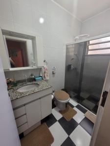 阿帕雷西达APTO DUPLEX 3 Dorm. em APARECIDA 600 m da basilica的浴室配有卫生间、盥洗盆和淋浴。