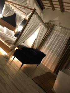 马尔萨拉Villa White Luxury Residence的一间卧室配有一张带天蓬的床