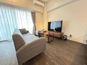 东京NIYS apartments 37 type的带沙发和平面电视的客厅