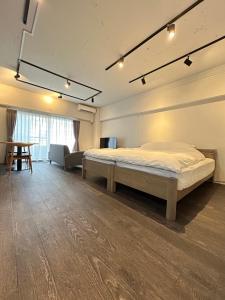 东京NIYS apartments 37 type的一间大卧室,配有一张床和一张沙发
