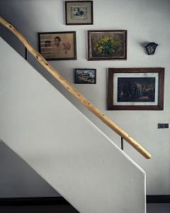 SněžnéStatek Blatiny的墙上有照片的楼梯和楼梯栏杆
