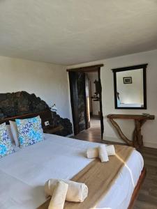 阿索马达Casa Yuno en La Asomada的一间卧室配有一张大床和毛巾