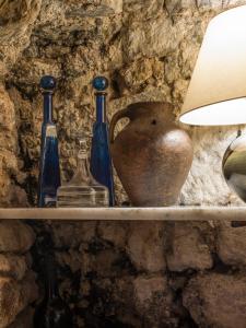 Fuentespalda拉托威斯克瑞莱沙陀旅馆的装有瓶子的架子和花瓶