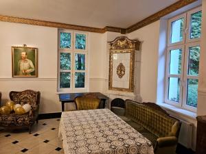 切申Kasztanowy Dwór的客房设有桌椅和窗户。