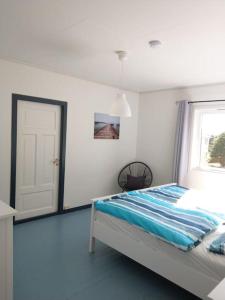 奥勒松Haus auf der Insel Skuløya的一间卧室配有一张带窗户和镜子的床