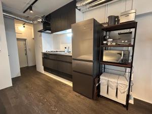 东京NIYS apartments 37 type的一间带冰箱的厨房
