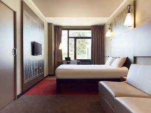 滨海拉塞讷土伦滨海拉塞纳宜必思酒店的酒店客房,设有两张床和一张沙发