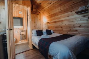 迪拜Sahara INN Smart Resort & Camping的小木屋内一间卧室,配有一张床