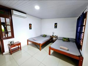 莱蒂西亚3F Apartments的客房设有两张床、一张桌子和一扇窗户。
