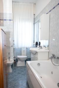 米兰CASA DI LORY的带浴缸、盥洗盆和卫生间的浴室