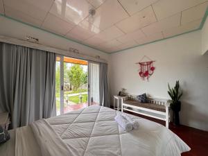 库布盼洛坎Gill Lake Batur的卧室设有白色的床和大窗户