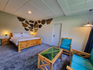 GulmitSilk Route Lodge的一间卧室配有一张床和一张蓝色椅子