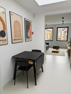 安特卫普Spacious and cosy apartment near Berchem Station的客厅配有乒乓球桌和椅子