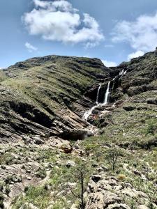 西波山Pousada Mangaba da Serra的山边的瀑布