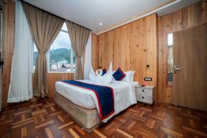 甘托克Zip By Spree Hotels Gangtok的一间卧室设有一张大床和大窗户