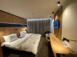 俄斯特拉发维斯塔贝斯特韦斯特酒店的酒店客房设有两张床和一张木桌。