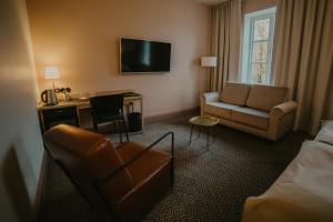 JõgevaCoop Hotell的酒店客房配有一张床、一把椅子和一张书桌