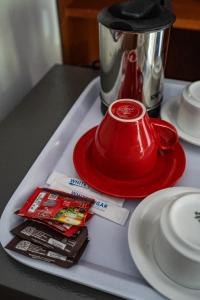 吉利阿尔Villa Doria formerly Rangga Homestay的桌子上装有红茶壶的托盘