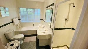 TokaiBicycle Lodge Apartment的浴室配有卫生间、盥洗盆和淋浴。
