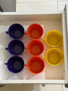 罗萨里奥Hostal Del Sol Temporario的抽屉里放着四个不同的颜色的碗