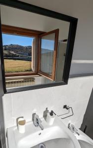 FilettoGran Sasso Letizia BB的浴室水槽、镜子和窗户