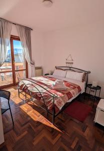 FilettoGran Sasso Letizia BB的一间卧室设有一张床和一个大窗户