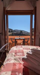 FilettoGran Sasso Letizia BB的一间设有一张床并享有沙漠景色的客房