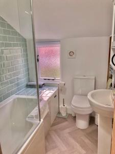 克莱尔Almond Cottage Clare - 2 bedroom English Cottage的带浴缸、卫生间和盥洗盆的浴室