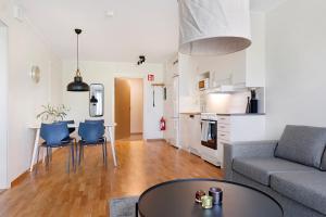 博登Guestly Homes - 1BR Corporate Comfort的客厅配有沙发和桌子