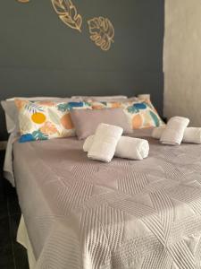 圣拉斐尔San Julián的一张带白色床单和枕头的床