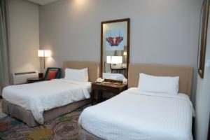 布尔班布尔班珍珠洲际酒店的酒店客房,设有两张床和镜子