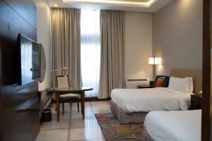布尔班布尔班珍珠洲际酒店的酒店客房设有两张床、一张桌子和一台电视。