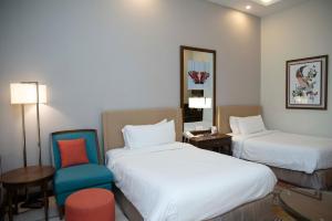 布尔班布尔班珍珠洲际酒店的酒店客房,配有两张床和椅子