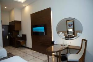 布尔班布尔班珍珠洲际酒店的客厅配有桌子和镜子