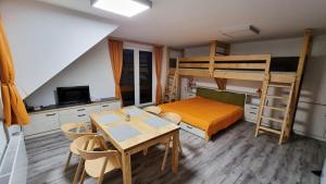 多尔尼莫拉瓦Apartmány Marek a Michal的一间卧室配有餐桌和一张双层床。