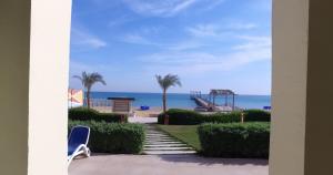 Al ḨafāʼirUtopia Villas - Ain Soukhna的从度假村的阳台上可欣赏到海滩景色