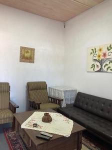 阿加斯杜尔斯Casa de verano aguas dulces的带沙发和咖啡桌的客厅