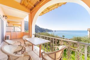 阿齐欧斯·贡多斯丽都索非亚公寓式酒店的阳台配有桌椅,享有海景。