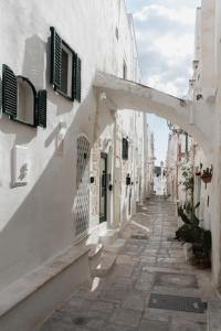 奥斯图尼Cà Giò的一条拥有白色建筑的小巷和拱门