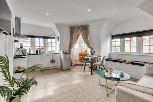 伦敦Lovely Kensington Apartments的客厅配有沙发和桌子