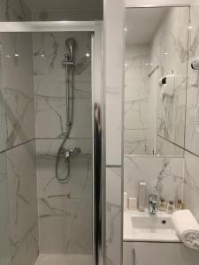 巴黎80 - Paris Cinema Sebastopol的浴室里设有玻璃门淋浴