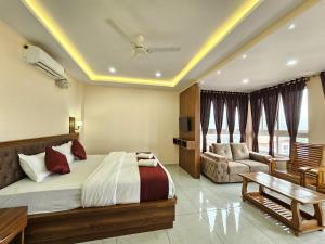 马迪凯里Navarathna Comforts的一间卧室配有一张床、一张沙发和一张桌子