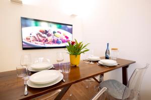 米兰tHE Keith Haring Home的餐桌、盘子和玻璃杯以及电视