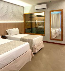 奥利文萨托罗罗姆芭度假酒店的酒店客房,设有两张床和镜子