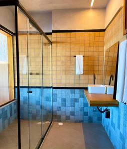 奥利文萨托罗罗姆芭度假酒店的一间带玻璃淋浴和水槽的浴室