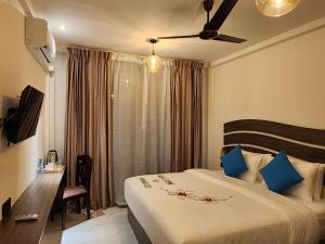 迪古拉Nikabliss Dhigurah的配有一张床、一张书桌和一扇窗户的酒店客房
