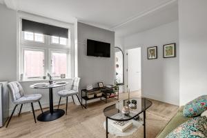 伦敦Lovely Kensington Apartments的客厅配有沙发和桌椅